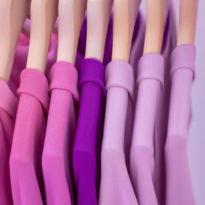 Jaki kolor pasuje do fioletowego ubrania?